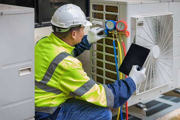 Professional Hvac technician working in Hillsboro, IL